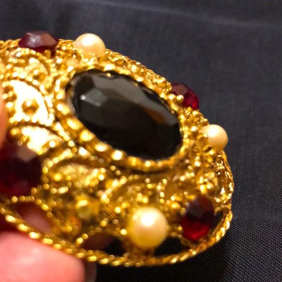 Vintage Ruby Red rhinestone and faux pearls on gold plated metal. - Picture 5 of 5